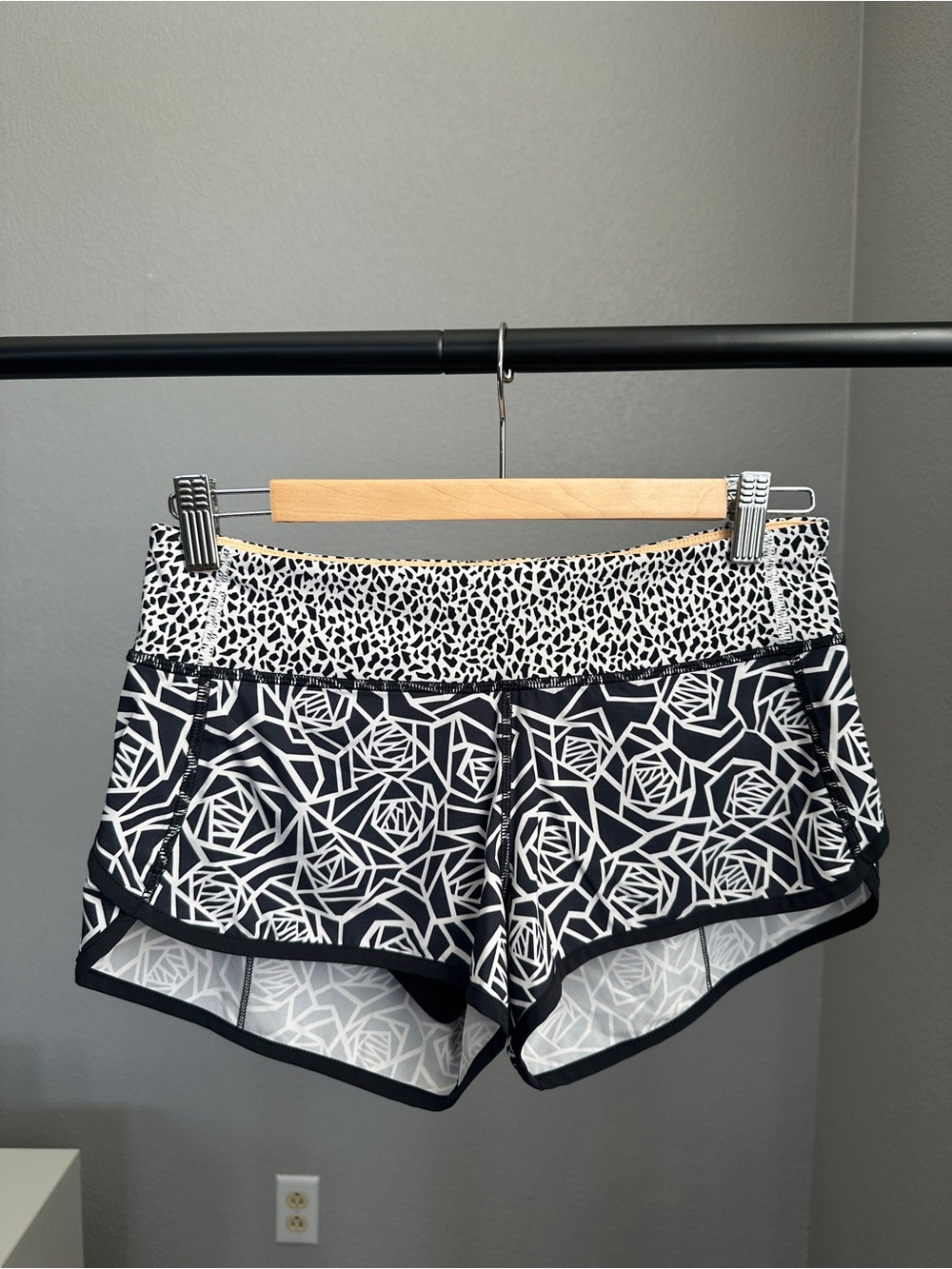 Lululemon Speed Shorts Posey Black White Size 4 2.5”